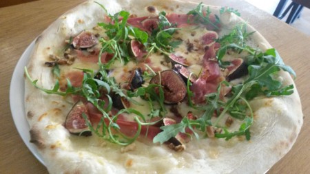 Pizza figues, comté, jambon de pays, noix, roquette
